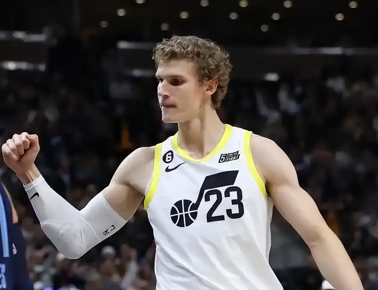 包含巴特勒连续十场比赛得分超过绝杀切尔西回应争议备战全明星赛，连对手都承认：里程碑夜犹他爵士遗憾出局的词条